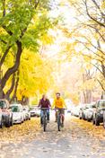 秋天，两名学生骑着马沿着希腊街走，树叶在不断变化.